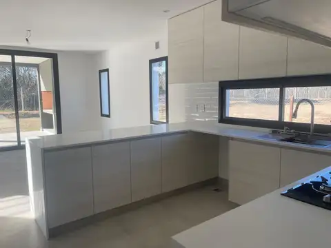 Casa 5 ambientes con 4 baños