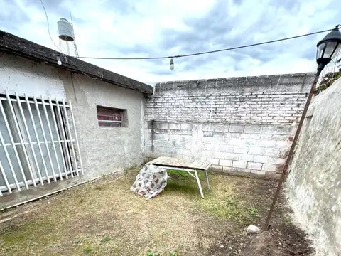 Lainez 700, dos dormitorios, patio amplio, interna.