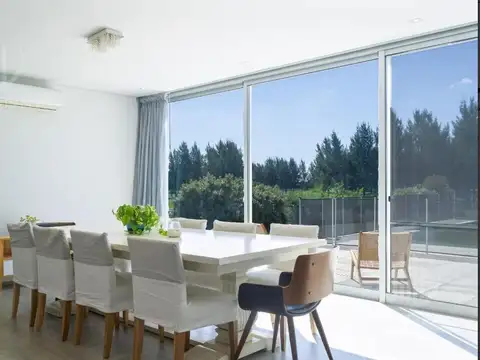 Casa en Alquiler con 6 cocheras