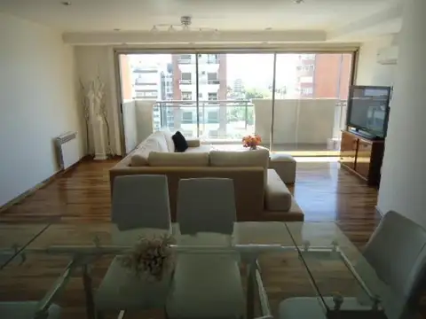 44 E/ 11 Y 12: PISO DE CATEGORÍA AL FRENTE, 3 DORMITORIOS Y COCHERA CUBIERTA