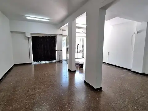 VILLA REAL. VIRGILIO 2800. Local 200 mts. 2 baños SIN EXPENS