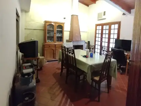 Venta casa quincho local sobre avenida