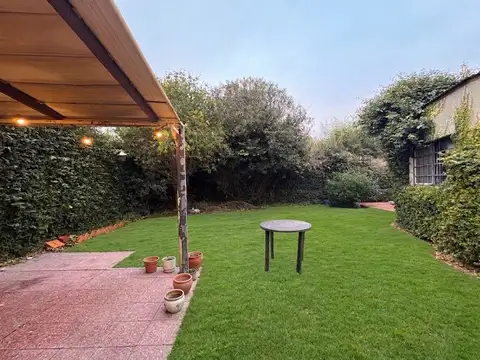 CASA EN VENTA LOS HORNOS 3 DORMITORIOS JARDIN