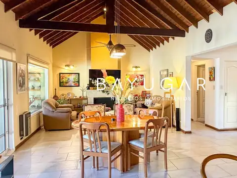 Casa en Venta con 4 cocheras