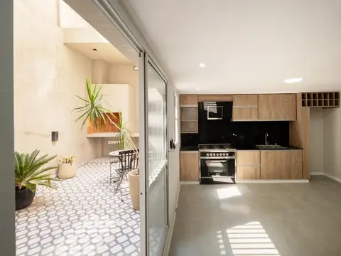 VENTA - CASA AL FRENTE 2 DORMITORIOS CON COCHERA - PICHINCHA