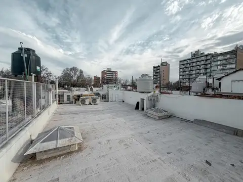 Casa 8 ambientes con 2 baños