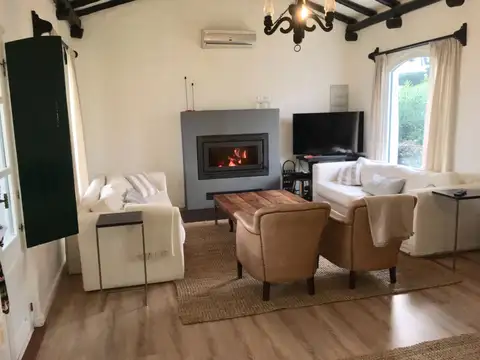 Casa 4 ambientes con 2 baños