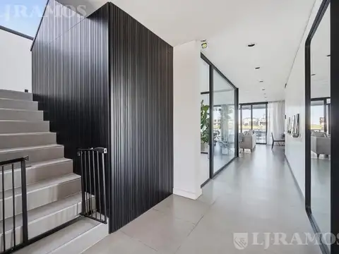 Casa en Venta con 4 cocheras