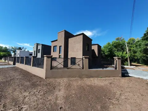 Casa en venta tipo duplex 3 ambientes Pilar - Financiado