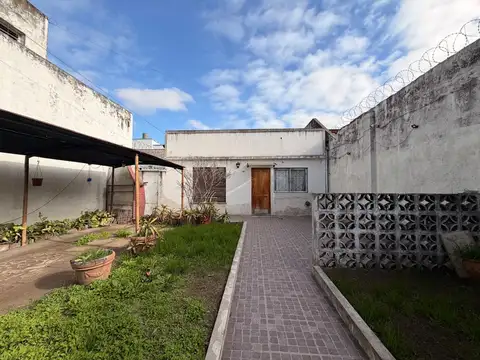 CASA EN VENTA LOTE PROPIO EN VILLA LUGANO