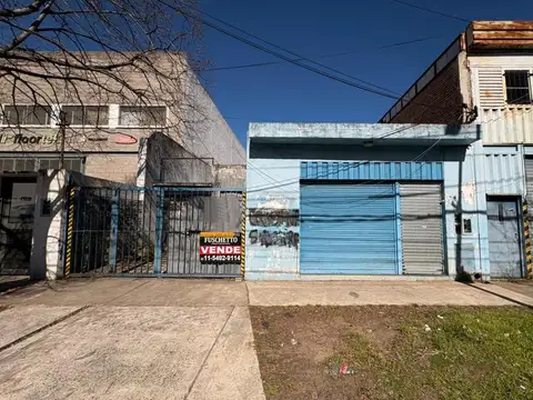 Munro (E. Sivori 5182) Galpón con local. 2 oficinas. 2 baños. Entrada de vehículos. Lote 265 m2