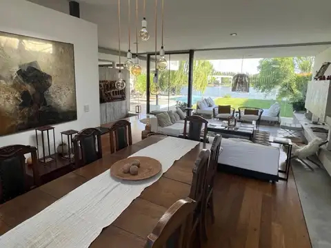 Casa en Alquiler Temporal con 4 cocheras