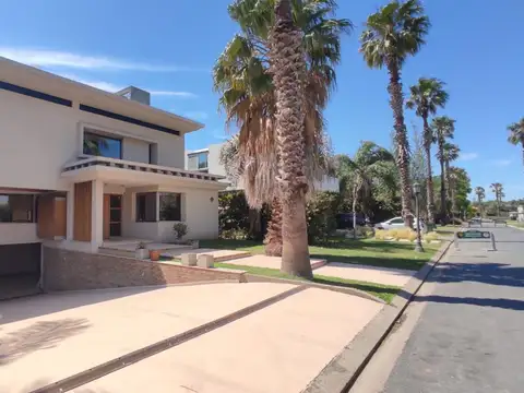 CASA PREMIUM DE CUATRO DORMITORIOS VENTA PILETA EXCLUSIVA SAN MARINO FUNES