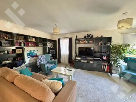 Casa 6 ambientes con 2 baños