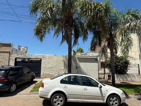 CASA A RECICLAR CON QUINCHO Y PILETA EN 2 LOTES