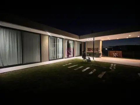 Venta de casa con piscina en San Ramon, Pilar del Este. 100