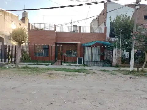 Casa en venta - 3 Dormitorios 2 Baños - Cochera - 528Mts2 - Gregorio de Laferrere, La Matanza