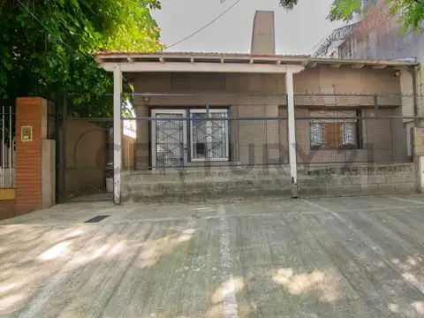 VENTA CASA 2 AMB CON GRAN JARDÍN-REFACCIONADA  