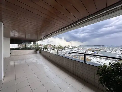 Departamento en Portofino con 2 garajes y hermosa vista al Puerto, Punta del Este