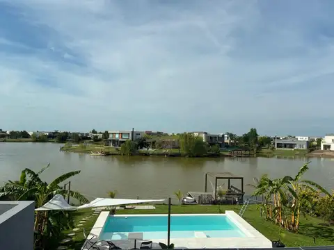 HERMOSA CASA A LAGUNA EN EL CANTON NORTE