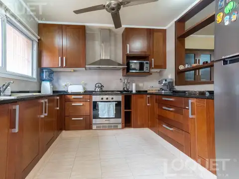 Casa tres dormitorios, cochera y patio en venta. A 50 m de Boulevard Galvez, Santa Fe Capital.