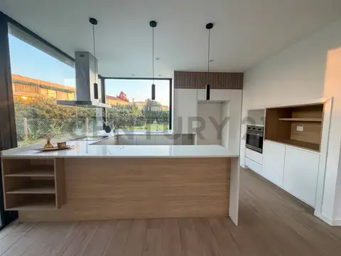 Casa en Venta con 4 cocheras