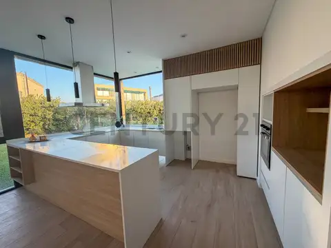 Casa 5 ambientes con 4 baños