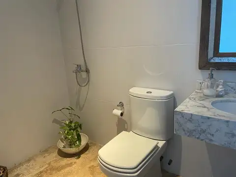 Casa 6 ambientes con 4 baños