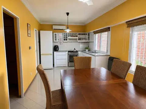 Casa 4 ambientes con 2 baños