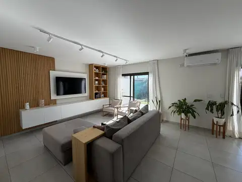 Casa 6 ambientes con 2 baños