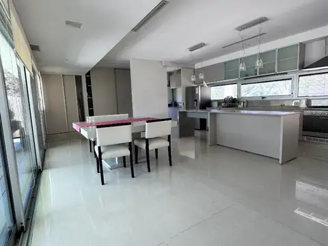 Casa en Alquiler en Abril Club De Campo, USD 3.000