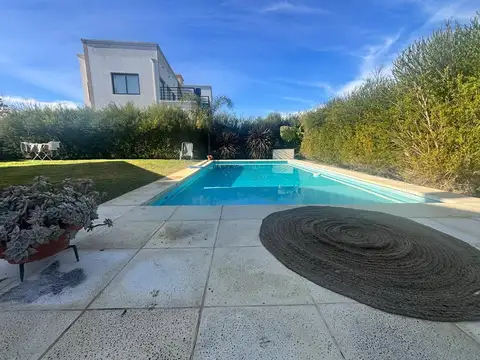 Venta Casa 5 amb.gran parque y piscina B° cerrado Pilar