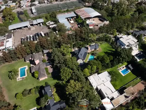 Casa en Alquiler con 2 cocheras