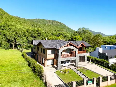 CASA PREMIUM A LA VENTA - VISTA A LAS SIERRAS - GAS NATURAL- CALAMUCHITA. Cód (1501)