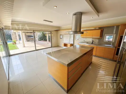 Casa en Venta con 3 cocheras