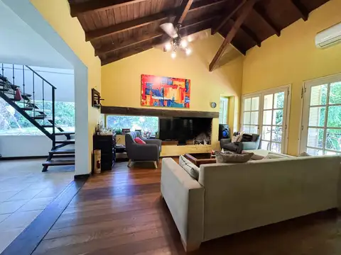 Casa 7 ambientes con 4 baños