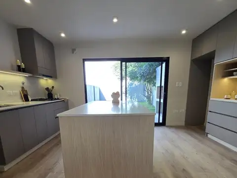 EXCELENTE PH DÚPLEX DE 4 AMBIENTES CON 2 COCHERAS, JARDÍN Y