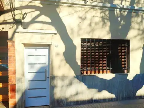 TIPO CASA LATERAL MUY AMPLIO.