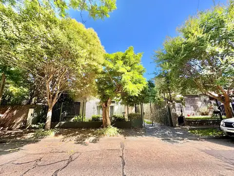 Carlos Casares y Av. Libertador - Casa con jardin - Ubicacion inmejorable a Refaccionar - Venta