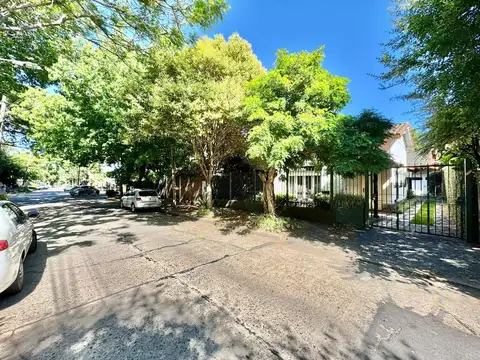 Carlos Casares y Av. Libertador - Casa con jardin - Ubicacion inmejorable a Refaccionar - Venta