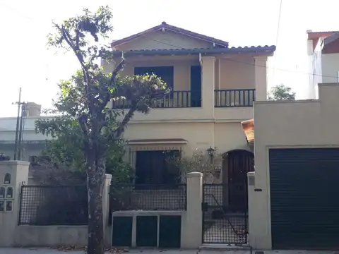 EXC. P.H. EN PLANTA BAJA, - SIN EXPENSAS -  TOTALMENTE RECICLADO,  AMPLIO PATIO CON CANTEROS - PARRILLA,  GARAGE -  LAVADERO Y BAÑO DE SERVICIO, Z/LA SALLE