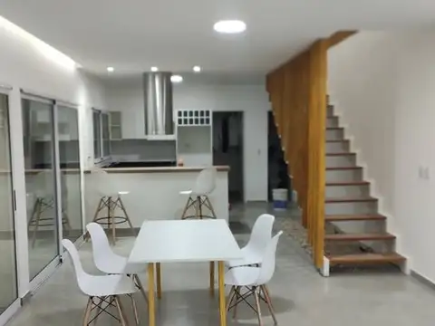 Casa en Alquiler con 2 cocheras