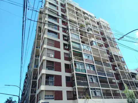 2 ambientes con balcón y lavadero super Luminoso Recién Pintado