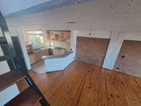dúplex de 2 ambientes en dos plantas, con 3 balcones, cochera y pileta en San Isidro 81,76 m²
