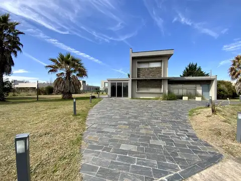 CASA EN ALQUILER 3 DORMITORIOS PUERTO ROLDAN