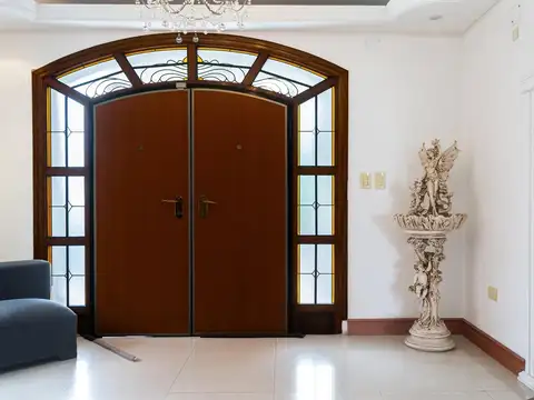 Casa en Venta con 6 cocheras