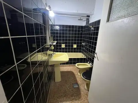Venta casa con cochera y terraza en Sarandi