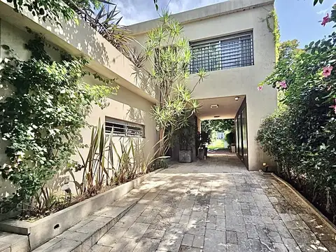 Casa en venta en San Isidro con vistas únicas a la barranca.