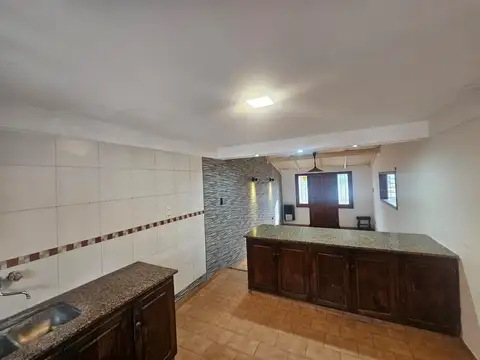 Casa en Alquiler con 3 cocheras