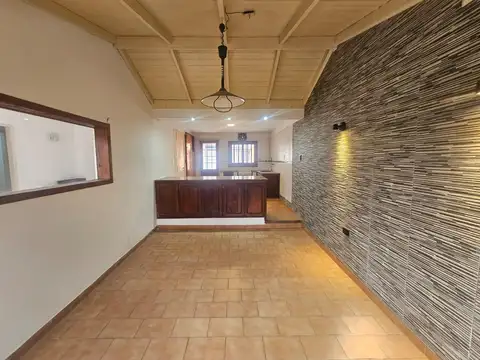 Casa en Av. Della Paolera 1100 de cuatro ambientes con garage y patio